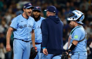 Max Scherzer permanece no jogo 4 do ALCS após uma visita ardente ao gerente do Blue Jays – e é recompensado O técnico John Schneider nº 14 do Toronto Blue Jays caminha até o monte para conversar com Max Scherzer nº 31 durante a quinta entrada contra o Seattle Mariners no quarto jogo da American League Championship Series no T-Mobile Park em 16 de outubro de 2025 em Seattle, Washington.