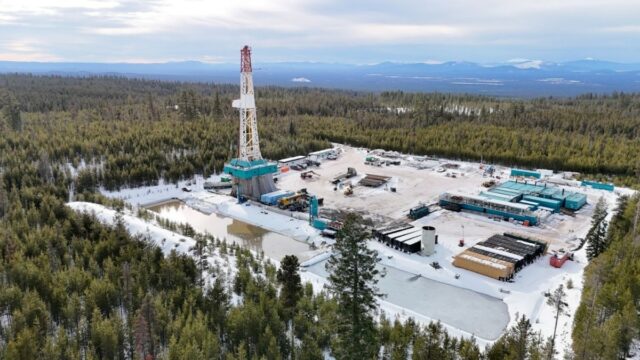 Mazama, apoiada por Khosla, torneiras de rochas superaquecidas na corrida A geothermal drilling rig sits in a forest in Oregon.