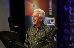 Meio século de peculiaridades e quarks e 50 anos de pesquisa científica Uma colagem de três homens.