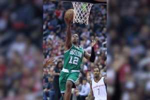 Memorando da NBA divulgado a todos os grupos preocupa a O guarda do Miami Heat, Terry Rozier, 'preso pelo FBI' em meio a uma investigação de jogos de azar ilegais, já que os ganhos na carreira chegam a US $ 160 milhões. A NBA emitiu um memorando urgente a todas as 30 equipas, sublinhando que “mais pode ser feito” para proteger a integridade do jogo, após o escândalo de jogo que abalou a liga. Um jogador de basquete com uniforme verde do Boston Celtics, vestindo o número 12, dirige até a cesta para fazer uma bandeja durante um jogo contra o Washington Wizards.