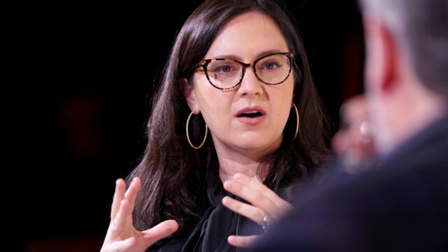 Memorando de Bari Weiss estimula complicações nas informações da CBS: alguns produtores incentivam o pessoal a reagir depois que o WGA afirma esperar (ESPECIAL) 

