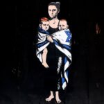 Memorial às vítimas do Hamas com Shiri Bibas e filhos alvo de vândalos em Milão, Itália