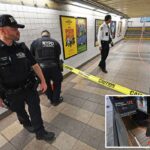 Policiais da NYPD investigando uma estação de metrô depois que um bebê recém-nascido foi encontrado abandonado.