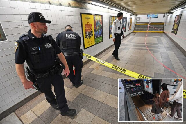 Policiais da NYPD investigando uma estação de metrô depois que um bebê recém-nascido foi encontrado abandonado.
