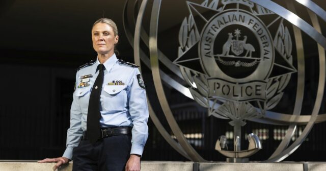 Meninas australianas ‘caçadas’ por jovens online para cometer atos violentos Comissária da Polícia Federal Australiana, Krissy Barrett.