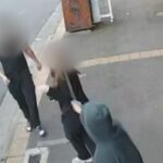 A visão mostrou dois criminosos cortando facões na direção de um homem e uma mulher.