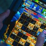 Jogos de azar online, pessoa jogando em um tablet. Mensagens de jogo mais seguras podem aumentar o uso de ferramentas de proteção pelos jogadores
