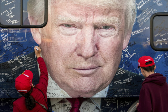 Os apoiadores chegam perante o candidato presidencial republicano, ex -presidente Donald Trump, fala durante uma manifestação de campanha no Aeroporto Regional de Arnold Palmer, sábado, 19 de outubro de 2024, em Latrobe, Pensilvânia (AP Photo/Evan Vucci)