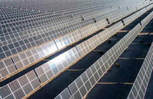 Meta comprou 1 GW de energia solar esta semana Rows of solar panels face the sunlight in Nevada.