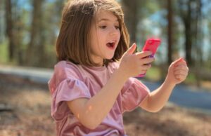 Meta e TikTok não conseguiram proteger as crianças, afirma que a UE pode ser multada em 6% do faturamento Meta e TikTok não protegeram as crianças, diz UE | A foto mostra uma jovem olhando para o telefone