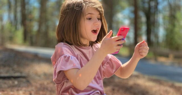Meta e TikTok não conseguiram proteger as crianças, afirma que Meta e TikTok não protegeram as crianças, diz UE | A foto mostra uma jovem olhando para o telefone