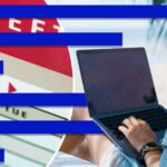 Mulher usando laptop e smartphone para trabalhar em férias cady em fundo de praia. Business, Financeiro, Maket de ações comerciais e conceito de rede social.