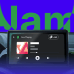 Interface do Android Auto mostrando o Spotify tocando no painel de um carro, com um mascote 3D do Android usando fones de ouvido e notas musicais flutuando.