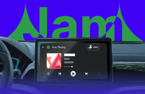 Meu recurso favorito do Spotify acabou de chegar ao Android Vehicle e torna todos os outros aplicativos de música desatualizados Interface do Android Auto mostrando o Spotify tocando no painel de um carro, com um mascote 3D do Android usando fones de ouvido e notas musicais flutuando.