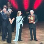 Michael Mann obtém o Prix Lumière no evento de Lyon pelas mãos de Isabelle Huppert
