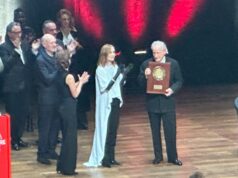 Michael Mann obtém o Prix Lumière no evento de Lyon pelas mãos de Isabelle Huppert Michael Mann obtém o Prix Lumière no evento de Lyon pelas mãos de Isabelle Huppert
