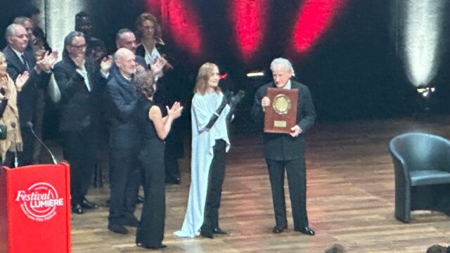 Michael Mann obtém o Prix Lumière no evento de Lyon pelas mãos de Isabelle Huppert 

