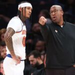 O técnico Mike Brown conversa com Jordan Clarkson durante a derrota dos Knicks na pré-temporada para os Wizards em 13 de outubro de 2025.