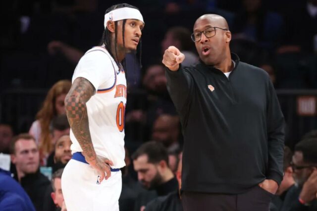 O técnico Mike Brown conversa com Jordan Clarkson durante a derrota dos Knicks na pré-temporada para os Wizards em 13 de outubro de 2025.