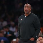 O técnico do New York Knicks, Mike Brown, reage na linha lateral durante o primeiro quarto