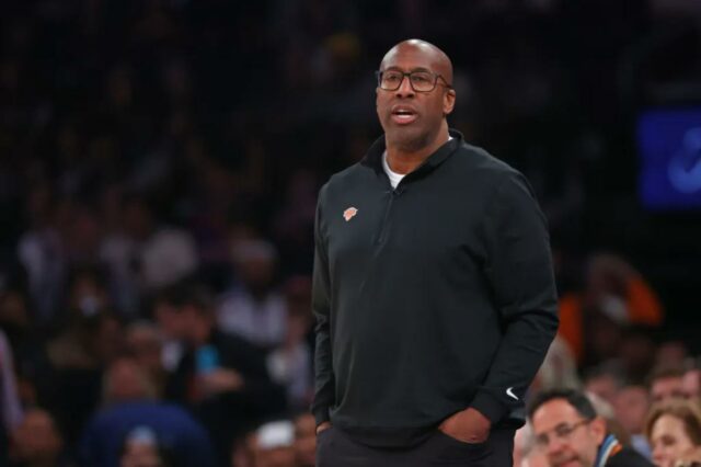 Mike Brown sabe que “levará algum tempo” para uma verdadeira O técnico do New York Knicks, Mike Brown, reage na linha lateral durante o primeiro quarto