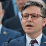 Mike Johnson afirma que a violência física liberal é “ainda mais generalizada” depois de ser absolvido em 6 de janeiro. Rioter é preso por colocar Hakeem Jeffries em perigo