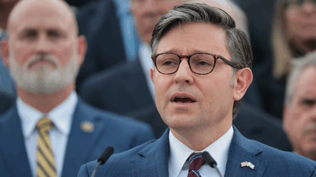 Mike Johnson afirma que a violência física liberal é “ainda mais generalizada” depois de ser absolvido em 6 de janeiro. Rioter é preso por colocar Hakeem Jeffries em perigo 

