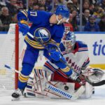 Igor Shesterkin interrompe o chute de Jason Zucker (17) para uma de suas 37 defesas na vitória do Rangers por 4 a 0 sobre o Sabres em 9 de outubro de 2025.