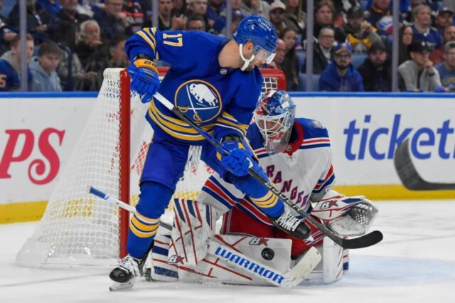 Igor Shesterkin interrompe o chute de Jason Zucker (17) para uma de suas 37 defesas na vitória do Rangers por 4 a 0 sobre o Sabres em 9 de outubro de 2025. 
