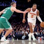 Miles McBride, que foi colocado como titular e marcou 10 pontos, dribla na quadra enquanto Payton Pritchard defende durante a vitória dos Knicks por 105-95 sobre o Celtics no Garden em 24 de outubro de 2025.