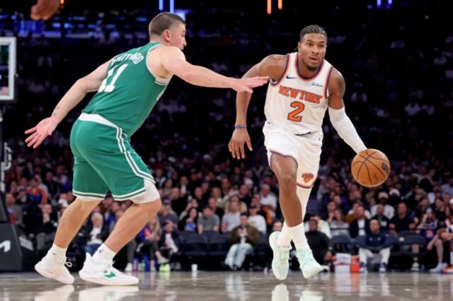 Miles McBride, que foi colocado como titular e marcou 10 pontos, dribla na quadra enquanto Payton Pritchard defende durante a vitória dos Knicks por 105-95 sobre o Celtics no Garden em 24 de outubro de 2025.