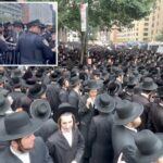 Milhares de judeus ortodoxos protestam em torno do consulado israelense em Nova York para pedir mudanças nas regras do projeto militar do país
