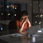 Milhões de australianos consideram abandonar o emprego devido ao esgotamento no local de trabalho