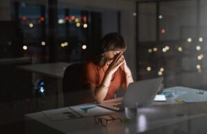 Milhões de australianos consideram abandonar o emprego devido ao esgotamento no local de trabalho Milhões de australianos consideram abandonar o emprego devido ao esgotamento no local de trabalho