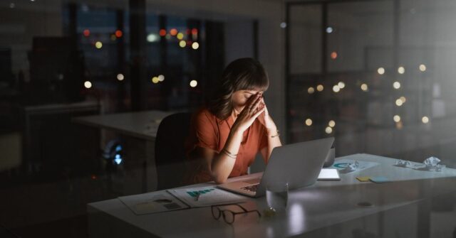 Milhões de australianos consideram abandonar o emprego devido ao esgotamento no local de trabalho

