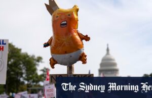 Milhões marcham por ‘No Kings’ no maior protesto contra Trump até agora Multidões passam pelo Lincoln Memorial durante o protesto.