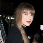 Taylor Swift traz seu clássico Red Lip para um encontro noturno em Nova York com Travis Kelce