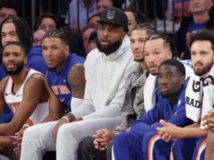 Mitchell Robinson descartou o Knicks novamente à medida que aumentam os problemas no tornozelo Mitchell Robinson e o armador do New York Knicks, Josh Hart, sentam-se no banco no primeiro tempo no Madison Square Garden, em Nova York, quarta-feira, 22 de outubro de 2025.