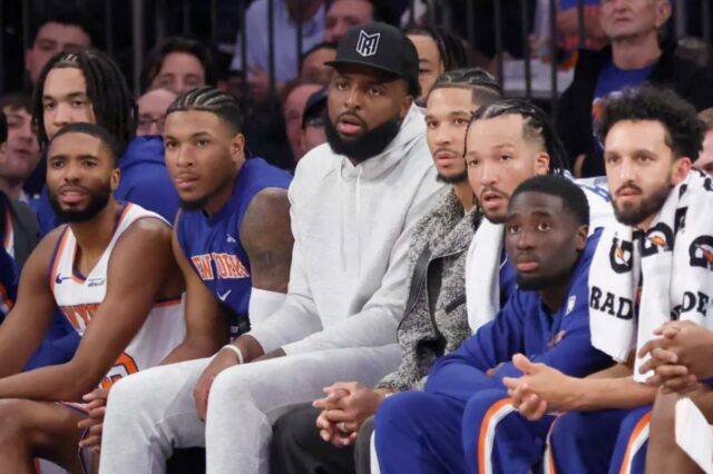 Mitchell Robinson e o armador do New York Knicks, Josh Hart, sentam-se no banco no primeiro tempo no Madison Square Garden, em Nova York, quarta-feira, 22 de outubro de 2025. 