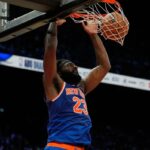 Mitchell Robinson (23), pivô do New York Knicks, enterra contra o Philadelphia 76ers durante a primeira metade de um jogo de basquete da pré-temporada da NBA em Abu Dhabi, Emirados Árabes Unidos, domingo, 4 de outubro de 2025.