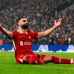 Mohamed Salah comemora o gol de pênalti de seu time durante a partida da Premier League entre Liverpool e Manchester United em Anfield em 2025 em Liverpool, Inglaterra.