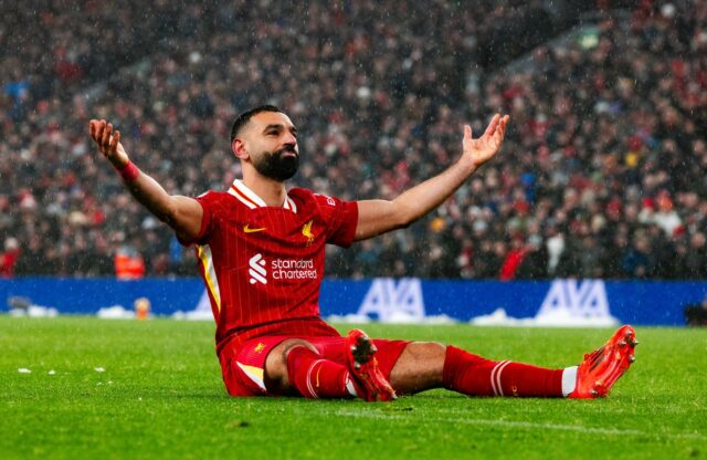 Mohamed Salah comemora o gol de pênalti de seu time durante a partida da Premier League entre Liverpool e Manchester United em Anfield em 2025 em Liverpool, Inglaterra.