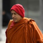 Naotunne Vijitha chega ao Tribunal do Condado de Victoria em Melbourne, quarta-feira, 8 de outubro de 2025. Aberturas esperadas no julgamento de Naotunne Vijitha, de 68 anos, de Keysborough, acusado de um total de 19 crimes relacionados a seis supostas vítimas. Ele é o monge chefe em um templo de Keysborough, no Sri Lanka. (Imagem AAP/James Ross)