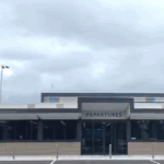 Um avião leve caiu no aeroporto Shellharbour, ao sul de Wollongong, NSW, com relatos de mortes.