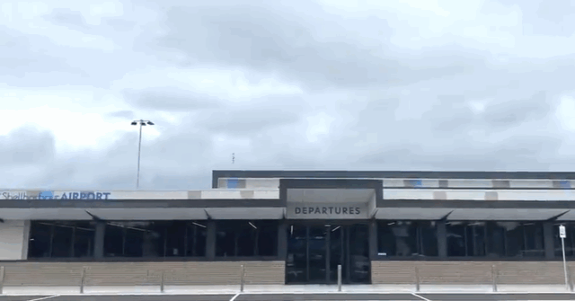 Um avião leve caiu no aeroporto Shellharbour, ao sul de Wollongong, NSW, com relatos de mortes.