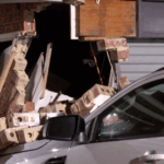 Motorista abriu bebida depois que o carro bateu na casa da família, alegam testemunhas