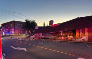 Motorista que faleceu depois de desmoronar para o estabelecimento de refeições monótonas determinado Um prédio desmoronado no início da manhã, uma placa no telhado diz madeira