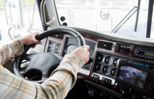 Motorista que não fez 33 horas multado Os barcos atracaram no porto de Felixstowe, com o mar em primeiro plano e um barco com carros alegóricos ao redor e guindastes ao fundo. É um dia nublado.