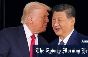 Muita coisa estava em jogo nesta reunião – mas a expressão impassível de Xi não revelava nada As delegações chinesa e norte-americana sentam-se para iniciar conversações em Busan.