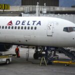 Um passageiro bêbado supostamente agarrou e torceu o peito de um funcionário da Delta Air Lines enquanto gritava uma ameaça durante uma explosão violenta no Aeroporto Internacional de Salt Lake City, disseram as autoridades.